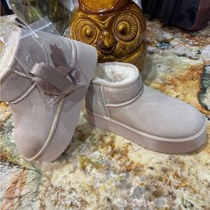 Cozy Beige Ankle Boots with Fur Lining